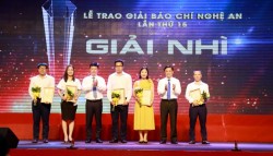 ​​​​​​​Trao giải cho các tác giả, nhóm tác giả đạt giải Nhì (không có giải nhất), Giải Báo chí Nghệ An năm 2019.