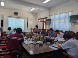 Thạc sỹ Lê Thị Thủy (người đang đứng), PGĐ Trung tâm CESD thay mặt nhóm trình bày Báo cáo kết quả nghiên cứu đề án