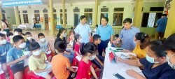 PGS. TS Dương Đình Chỉnh - Giám đốc Sở Y tế  và lãnh đạo CDC kiểm tra, giám sát tiêm vắc-xin phòng Covid-19 cho trẻ em