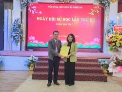 Ông Nguyễn Quốc Hồng - Chủ tịch Hội KHLS Nghệ An trao Quyết định thành lập Chi hội KHLS Ngành  Giáo dục.