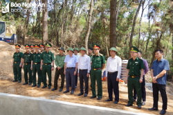 Phó Chủ tịch Thường trực UBND tỉnh Lê Hồng Vinh kiểm tra công tác chuẩn bị diễn tập khu vực phòng thủ tại Quỳnh Lưu