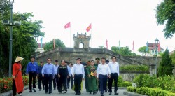 Lãnh đạo tỉnh Nghệ An tưởng niệm các Anh hùng liệt sĩ tại Thành cổ Quảng Trị và 'đất thép' Vĩnh Linh