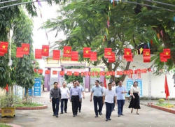 Lãnh đạo tỉnh Nghệ An thẩm định kết quả xây dựng NTM nâng cao tại xã Kim Liên.