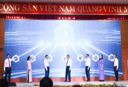 Các đại biểu ấn nút phát động Phong trào “Bình dân học vụ số” và Khai trương Cổng Thông tin điện tử thực hiện Nghị quyết số 57-NQ/TW tỉnh Nghệ An