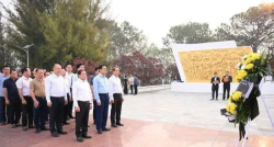 Chủ tịch UBND tỉnh Nghệ An dâng hương, tưởng niệm Anh hùng liệt sĩ tại Nghĩa trang Liên minh chiến đấu Lào – Việt