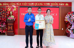 Nghệ An: Trao Huy hiệu 'Tuổi trẻ dũng cảm' cho hai học sinh