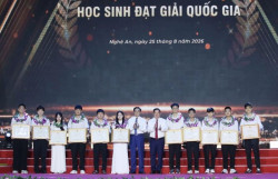 Hơn 2 tỷ đồng tuyên dương 162 học sinh xuất sắc