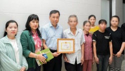 Trao kỷ niệm chương 'Vì sức khỏe nhân dân' cho gia đình người hiến tạng