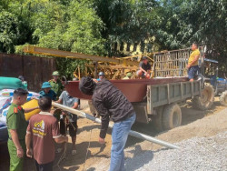 Công an xã hỗ trợ thuyền dân sinh cho người dân bản Cốc Tạt