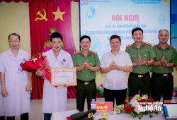 Trao Giấy khen của Giám đốc Công an tỉnh cho Tập thể Bệnh viện Sản Nhi Nghệ An đã có nhiều nỗ lực thực hiện mô hình. Ảnh: Thành Chung