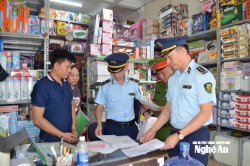 ​​​​​​​Lực lượng chức năng thực hiện công tác kiểm tra đối với hộ kinh doanh. Ảnh: Tư liệu P.V