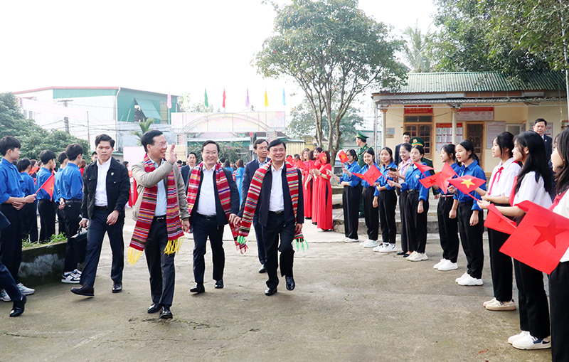 Đồng chí Chủ tịch nước Võ Văn Thưởng cùng đoàn công tác và các đồng chí lãnh đạo tỉnh đến thăm xã Thanh Thủy, huyện Thanh Chương