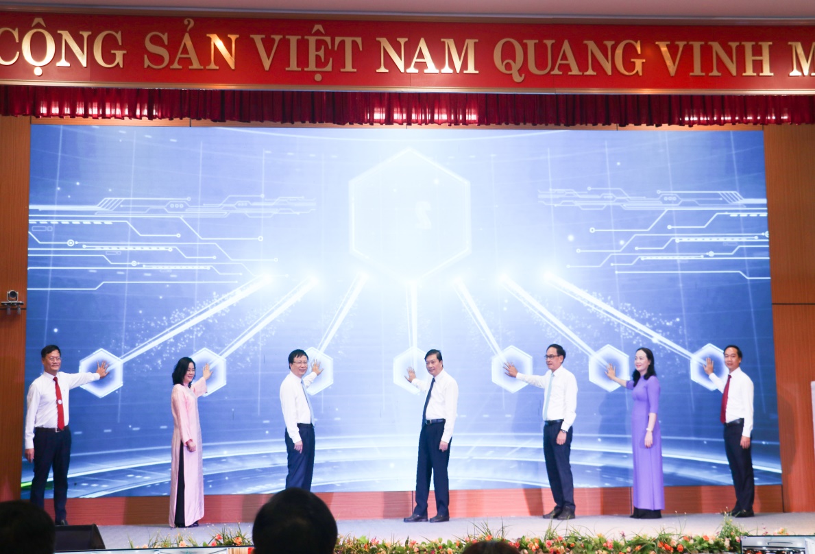 Các đại biểu ấn nút phát động Phong trào “Bình dân học vụ số” và Khai trương Cổng Thông tin điện tử thực hiện Nghị quyết số 57-NQ/TW tỉnh Nghệ An