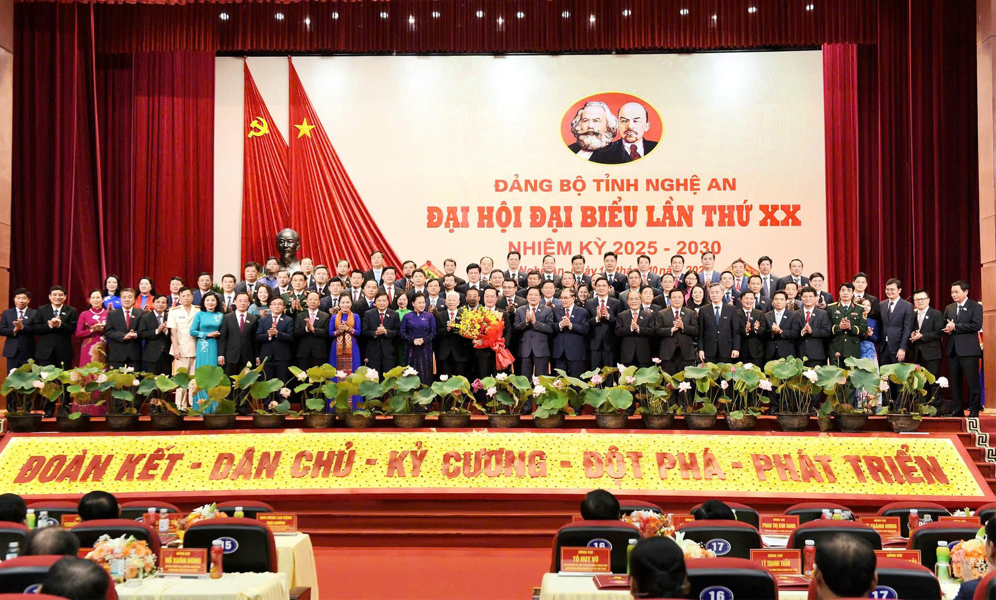 Các đồng chí lãnh đạo Trung ương tặng hoa chúc mừng Ban Chấp hành Đảng bộ tỉnh Nghệ An khóa XX, nhiệm kỳ 2025 -2030