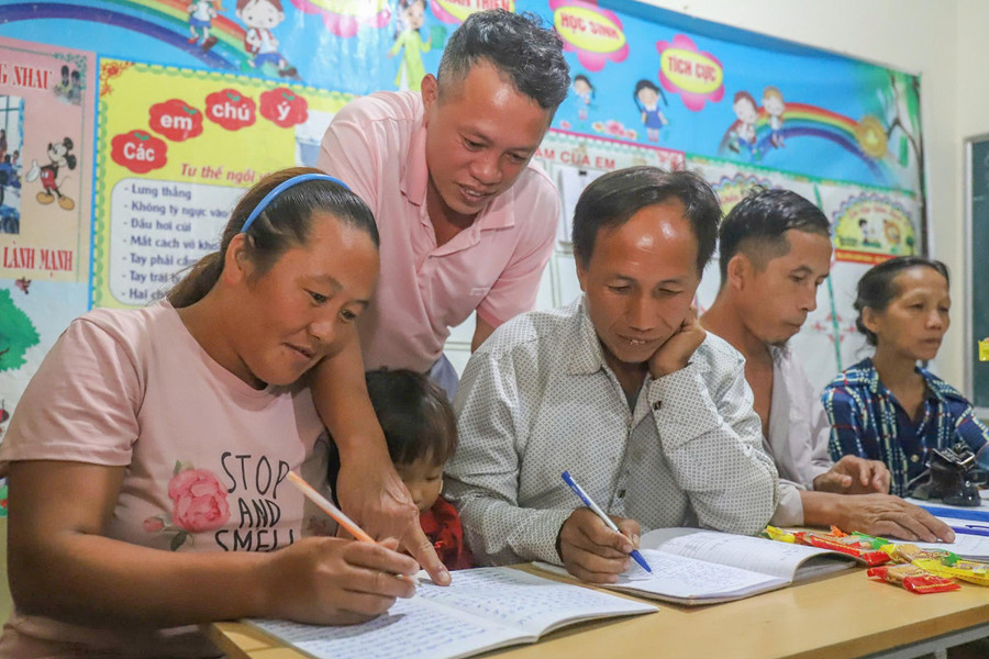 Xóa mù chữ nơi biên viễn xứ Nghệ, chìa khóa giúp người dân thoát nghèo