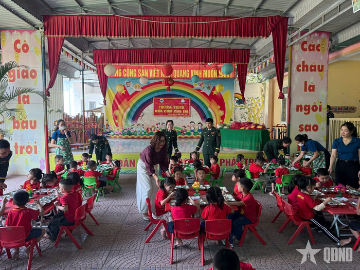 Phụ nữ Biên phòng tổ chức 'Bữa cơm cho em' ở Trường Mầm non Môn Sơn