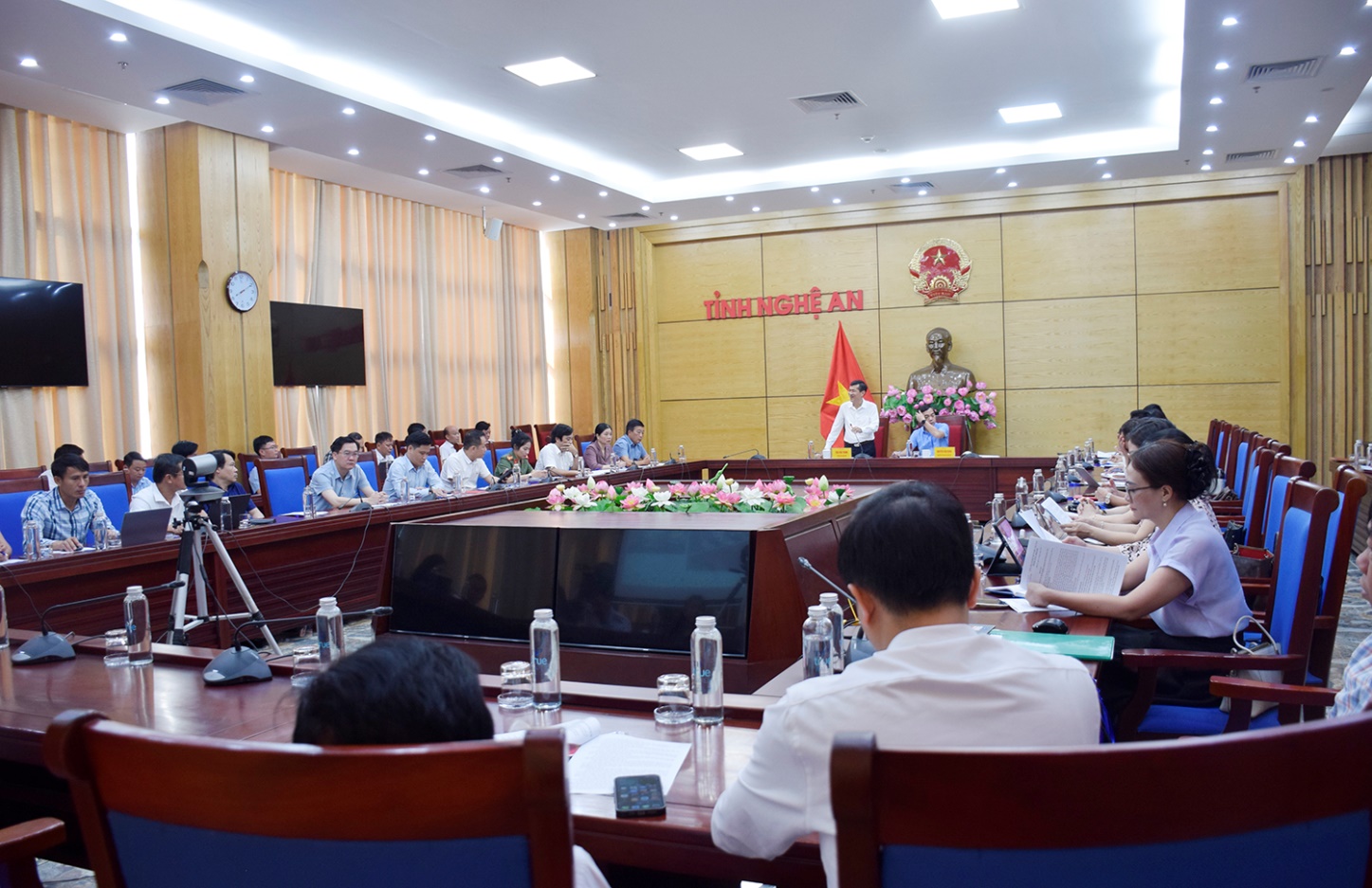 Quang cảnh cuộc họp