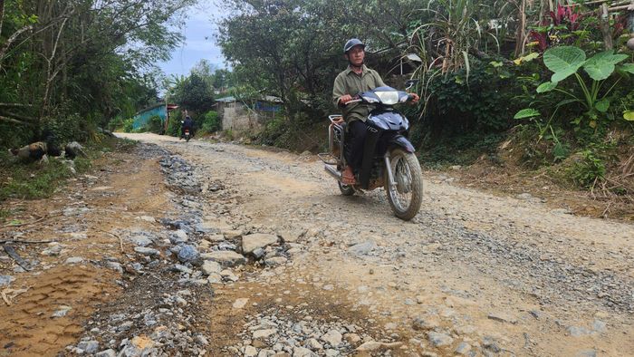 Nghệ An đồng loạt triển khai các dự án nâng cấp đường lên 3 xã vùng biên xa nhất
