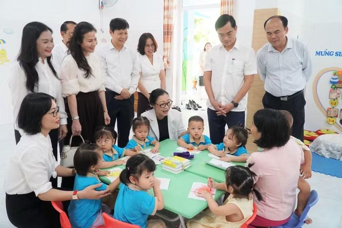 Thứ trưởng Bộ GD&ĐT kiểm tra hoạt động của trường học sau sáp nhập tại Nghệ An