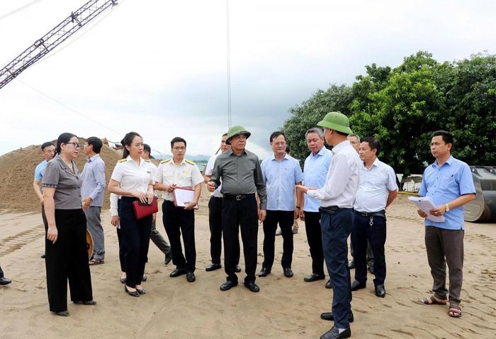 Chủ tịch Nghệ An kiểm tra công tác quản lý, khai thác khoáng sản trên sông Lam
