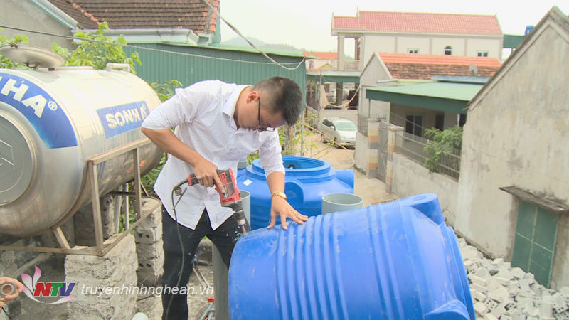 Cán bộ Trung tâm Ứng dụng Tiến bộ KHCN Nghệ An lắp đặt hệ thống xử lý nước ngầm cho người dân vùng ven biển