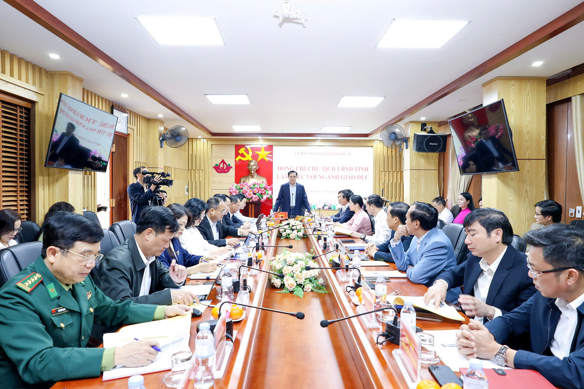 Quang cảnh buổi làm việc