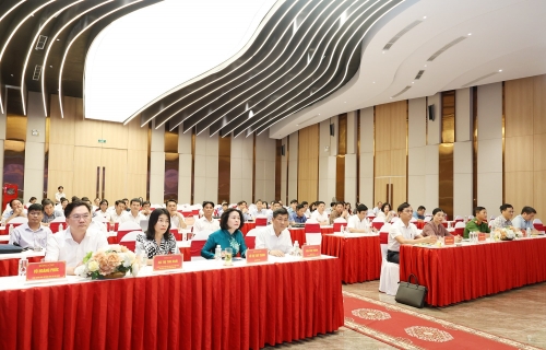 Các đại biểu dự buổi lễ.