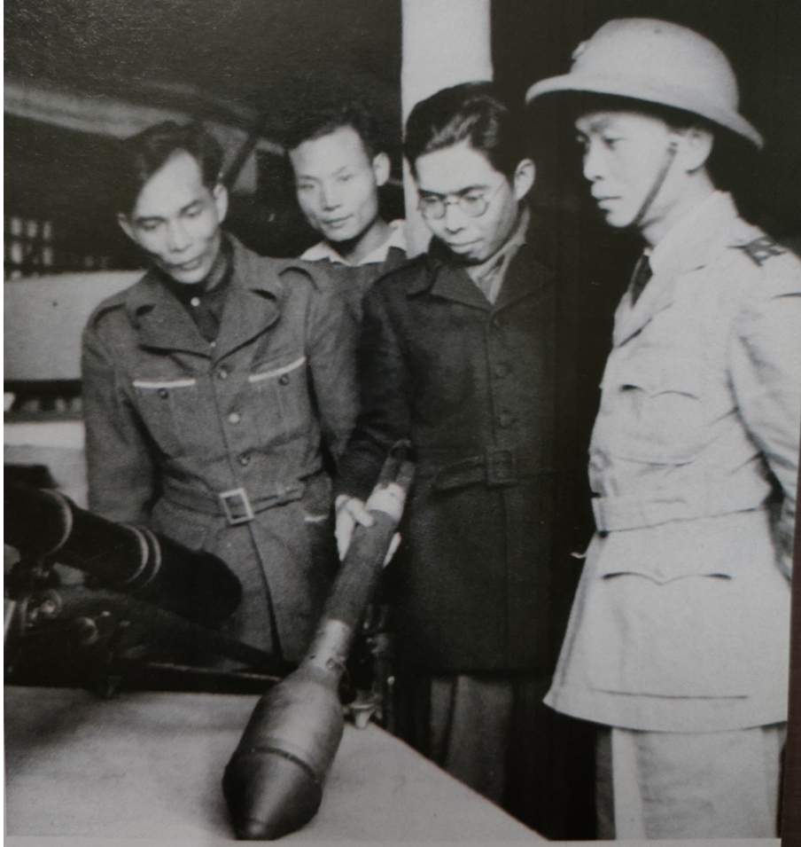 Đại tướng Võ Nguyên Giáp (ngoài cùng bên phải) và nhà khoa học Trần Đại Nghĩa (người thứ hai từ phải sang) tại một công binh xưởng sản xuất vũ khí trong kháng chiến chống Pháp. Ảnh tư liệu lịch sử.