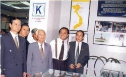 Đại tướng Võ Nguyên Giáp tham quan triển lãm các sản phẩm đoạt giải thưởng VIFOTEC, tháng 4-1998..