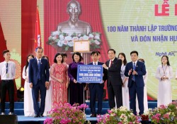 Lễ kỷ niệm 100 năm thành lập Trường THPT Huỳnh Thúc Kháng và đón nhận Huân chương Độc lập hạng Nhì