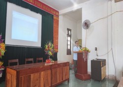 Đ/c Đậu Quang Vinh - Phó chủ tịch thường trực Liên hiệp các hội KH&KT Nghệ An chia sé kinh nghiệm xây dựng mô hình Du lịch cộng đồng tại buổi tập huấn