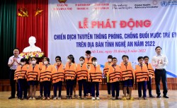 Quỹ Bảo trợ trẻ em tỉnh Nghệ An trao tặng áo phao cho học sinh có hoàn cảnh khó khăn trên địa bàn huyện Quỳnh Lưu. Ảnh: Minh Quân
