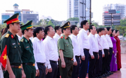 Hoành tráng, xúc động Lễ chào cờ và bay đại kỳ Tổ quốc kỷ niệm 135 năm Ngày sinh Chủ tịch Hồ Chí Minh tại Nghệ An
