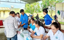 Đoàn Thanh niên hỗ trợ khám, phát thuốc miễn phí cho bà con vùng lũ