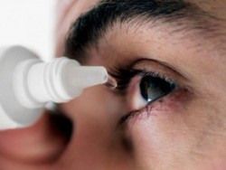 F0 cần vệ sinh mắt bằng nước muối sinh lý 0,9%. Ảnh minh họa