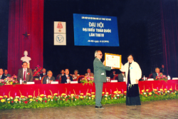 Phó Chủ tịch nước Nguyễn Thị Bình trao tặngHuân chương Độc lập hạng Nhất cho Liên hiệp Hội Việt Nam