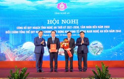 Phó Thủ tướng Chính phủ Trần Hồng Hà và Bộ trưởng Bộ Kế hoạch và Đầu tư Nguyễn Chí Dũng trao Quyết định phê duyệt Quy hoạch tỉnh cho lãnh đạo tỉnh Nghệ An