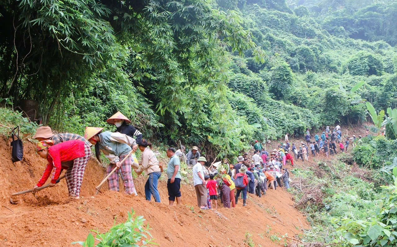 Dân bản vùng cao Tương Dương cùng nhau bạt núi mở đường