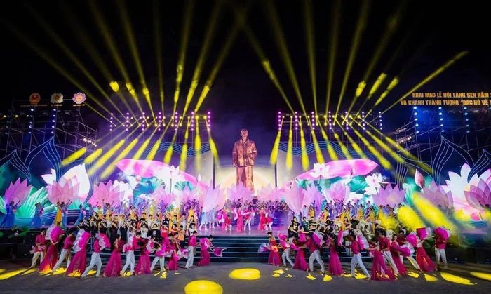 Nghệ An khai mạc Lễ hội Làng Sen, khởi công loạt dự án lớn