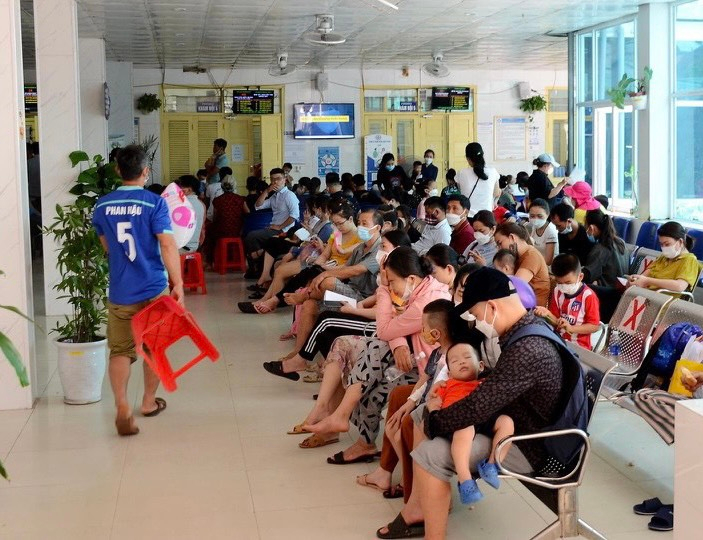 Rất đông phụ huynh đưa trẻ đến khám, điều trị tại Bệnh viện Sản Nhi Nghệ An trong ngày hè nóng bức. Ảnh: Thành Chung